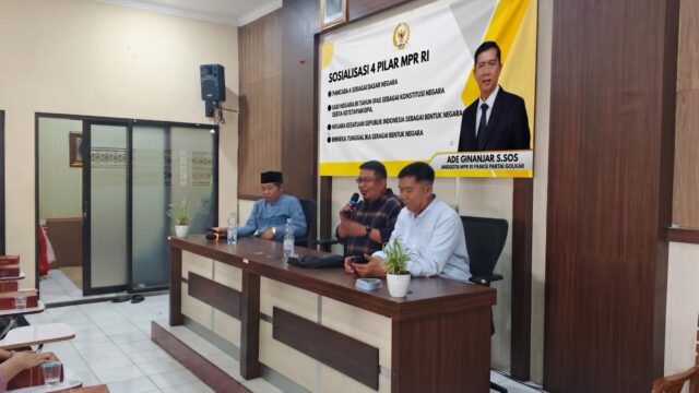 Anggota DPR RI Fraksi Partai Golkar, Ade Ginanjar terus bergerak menyapa masyarakat di wilayah Daerah Pemilihan Jawa Barat, meliputi Kabupaten Garut, Kabupaten Tasikmalaya, dan Kota Tasikmalaya, melalui sosialisasi 4 Pilar Kebangsaan MPR RI.